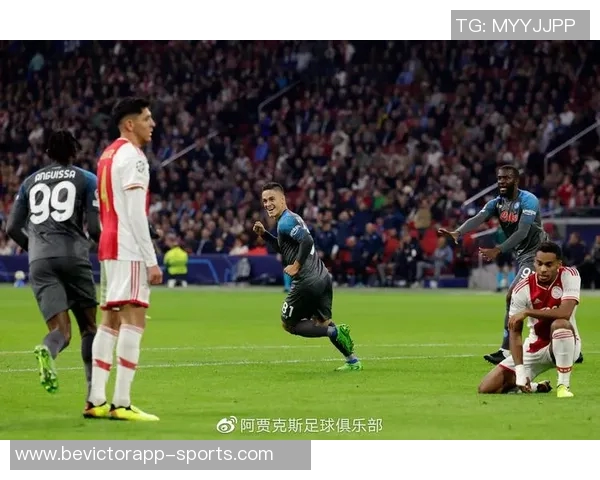 阿贾克斯中场克拉森庆祝进球时意外受伤队友撞击引发关注