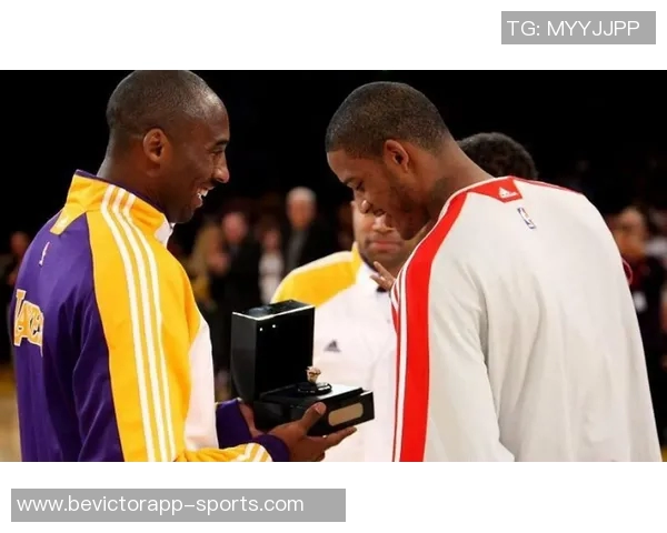 阿里扎谈詹姆斯与科比的性格差异：谁更受欢迎谁更无所谓