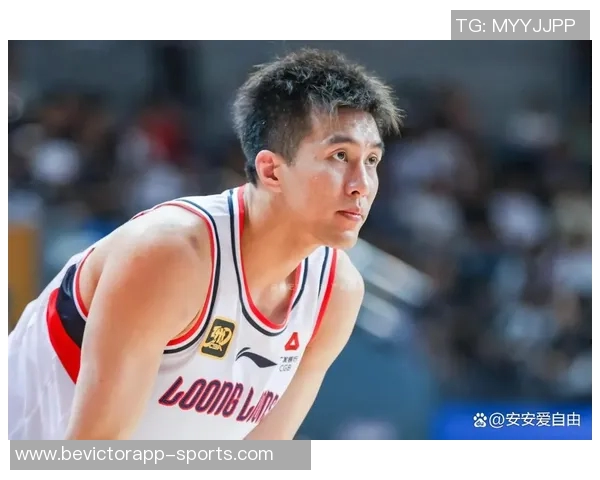 郭艾伦半场表现出色8投4中斩获10分3篮板1助攻压哨三分惊艳全场 郭艾伦半场表现出色8投4中斩获10分3篮板1助攻压哨三分惊艳全场