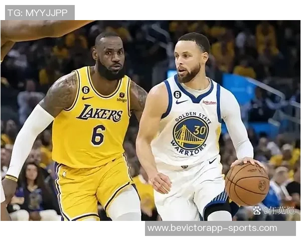 人气王！库里光着膀子与詹姆斯唐斯约基奇致意字母077也交流